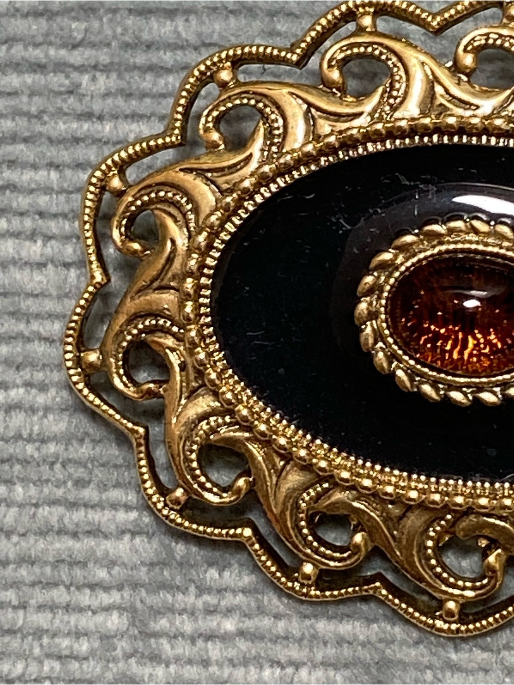 1928 Company Gold-Tone Filigree Brooch with Black Enamel Amber Cabachon Stone - Picture 5 of 10